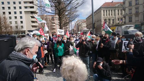 LYON : SUPERBE MOBILISATION POUR LE PROCÈS D’OLIVIA ZÉMOR FACE À TEVA ! (PHOTOS)